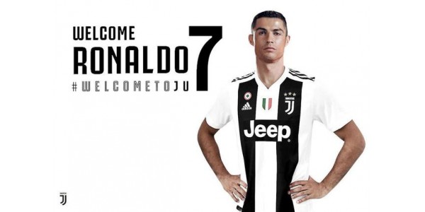 A camisa de futebol da Juventus de Ronaldo começa a vender